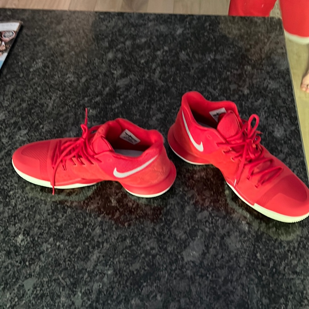 Nike kyrie size 13 mens sneaker